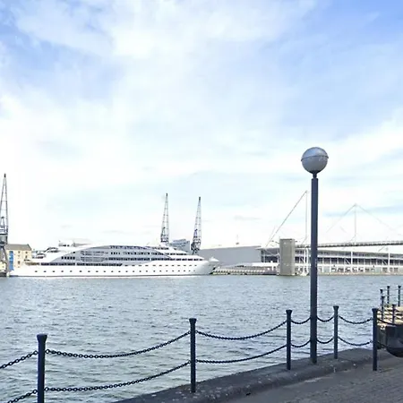 Luxury Riverview 2Bed Apt- 5 Mins From Excel London, Canary Wharf, 02 Arena - Free Parking - Playstation 4 Provided Extérieur photo
