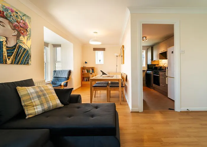 Luxury Riverview 2Bed Apt- 5 Mins From Excel London, Canary Wharf, 02 Arena - Free Parking - Playstation 4 Provided