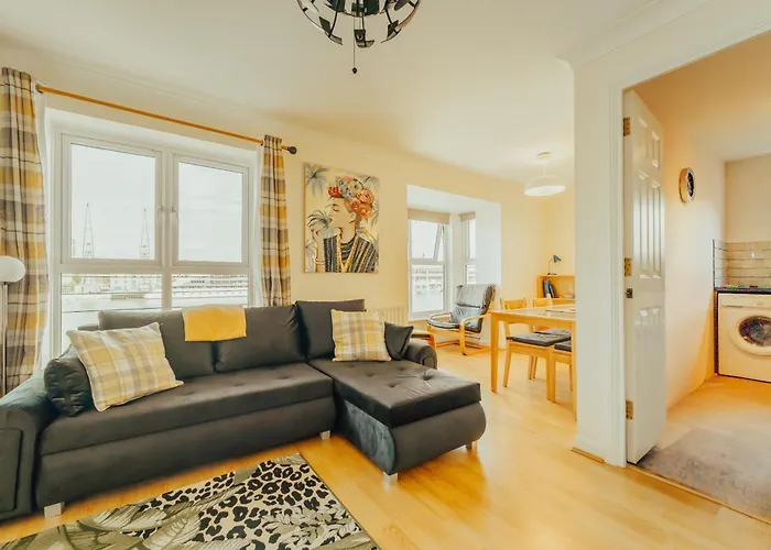 Luxury Riverview 2Bed Apt- 5 Mins From Excel London, Canary Wharf, 02 Arena - Free Parking - Playstation 4 Provided